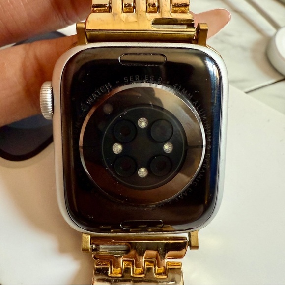 Apple Series 9 41mm GPS + Cellular Smartwatch w/ Charger Cable + Gold Link Band - Picture 3 of 4